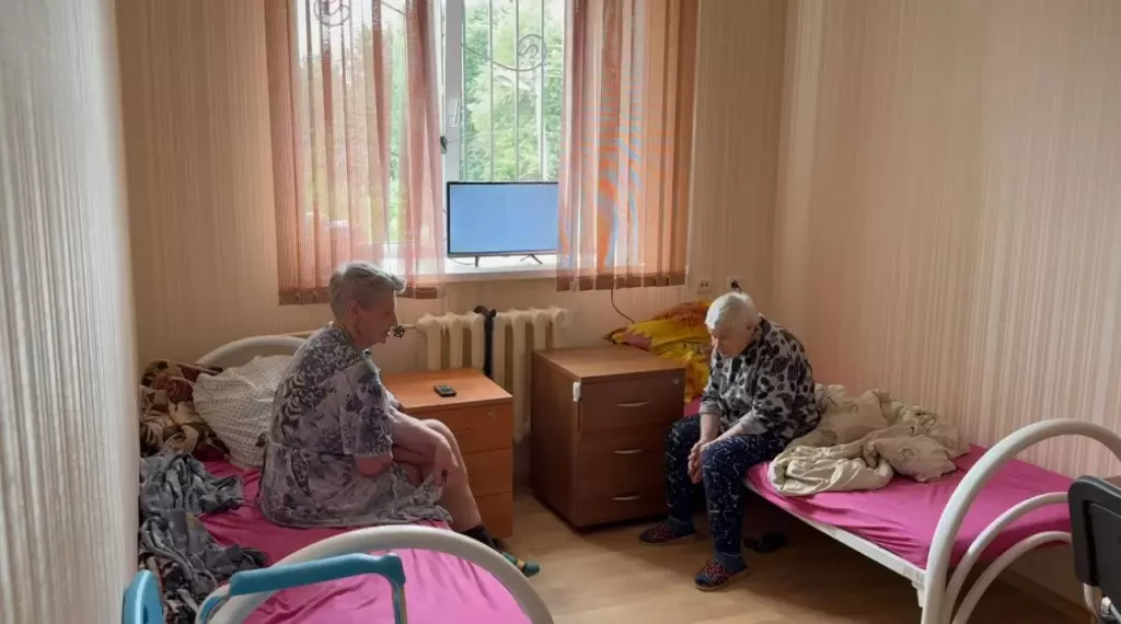 подруги в доме престарелых